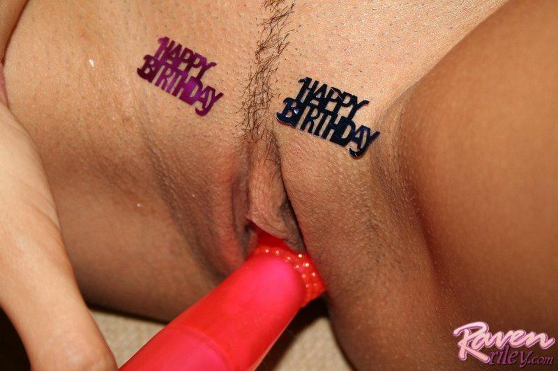 Raven Riley feiert ihren Geburtstag mit einem Dildo in ihrer Muschi
 #61939013