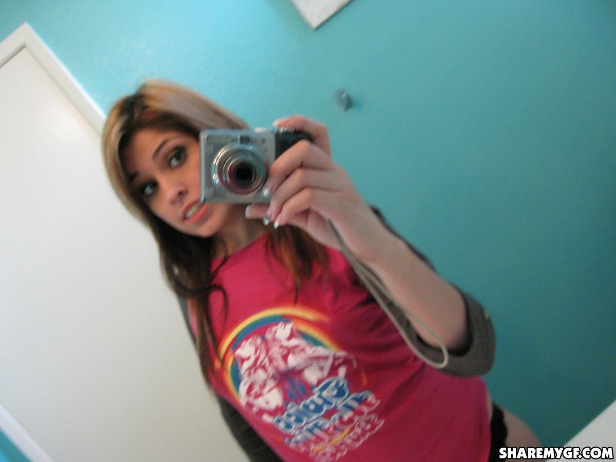 Une jeune femme brune sexy partage des selfies de son corps dans la salle de bain.
 #61972836