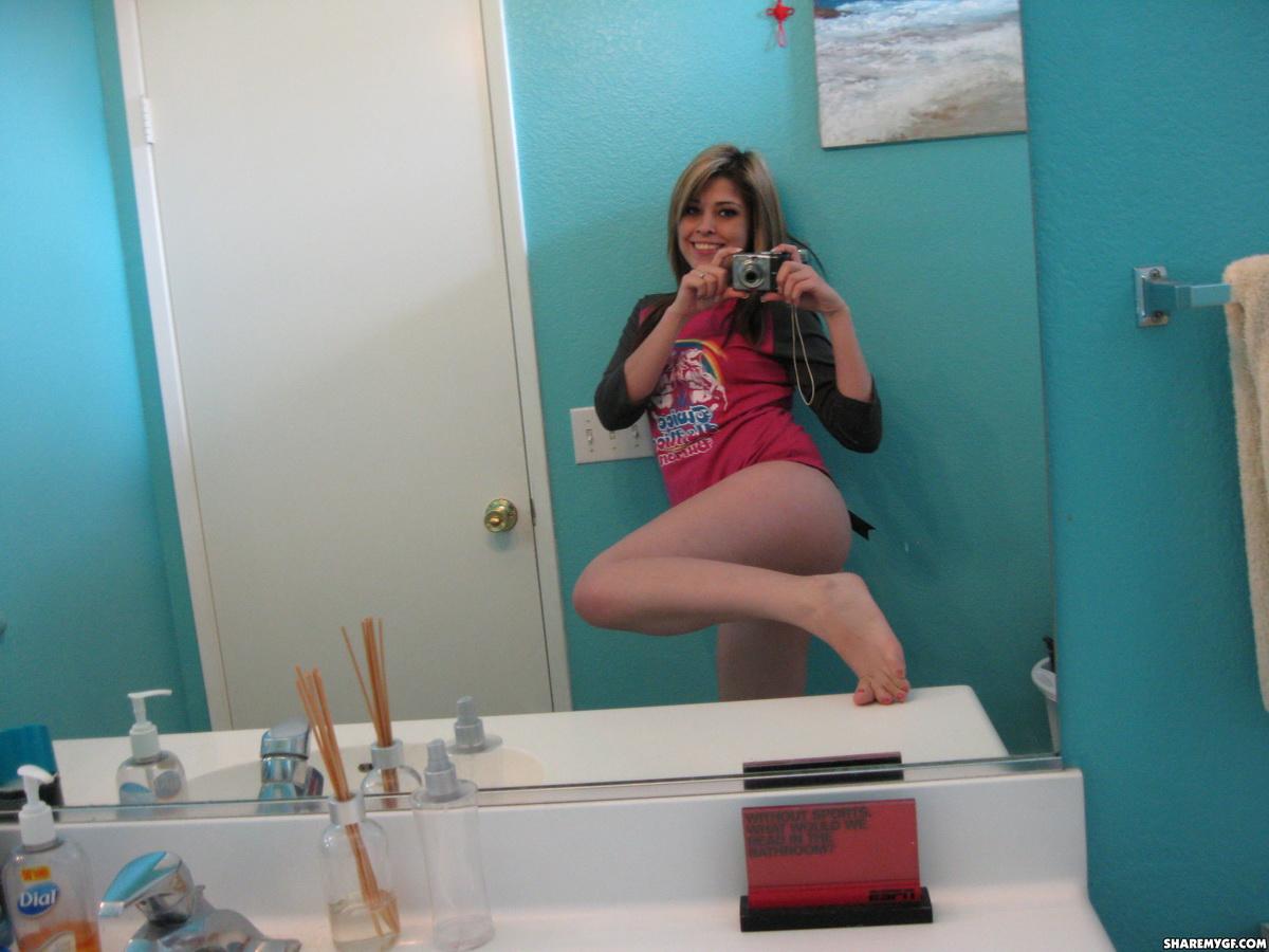 Heiße Brünette Studentin teilt Selfies von ihrem Körper im Badezimmer
 #61972923