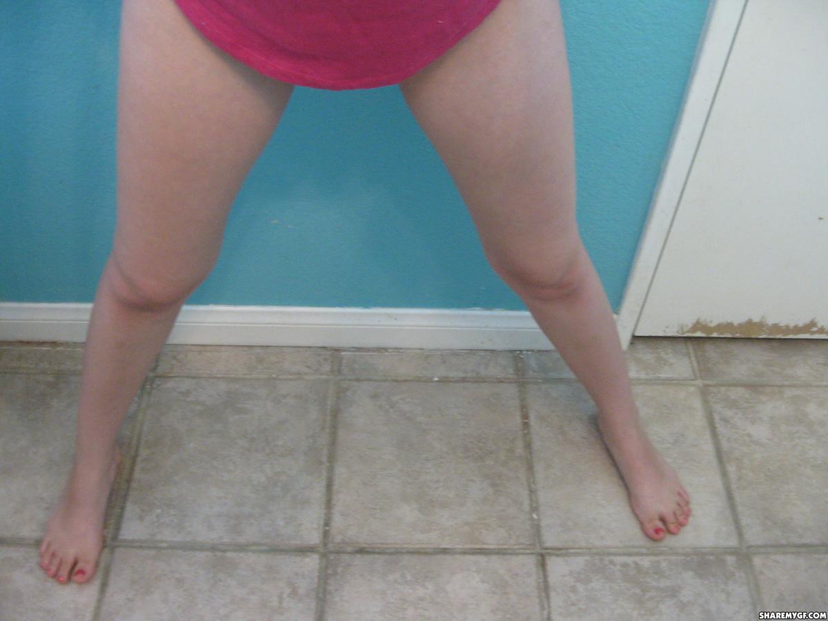 Une jeune femme brune sexy partage des selfies de son corps dans la salle de bain.
 #61972937