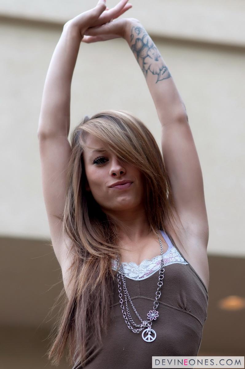 Photos de la jeune Riley Jensen montrant ses seins en public
 #59869974
