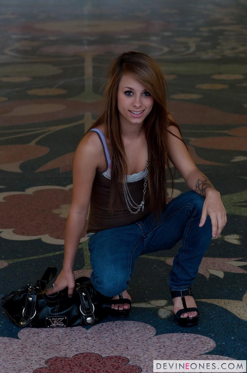 Photos de la jeune Riley Jensen montrant ses seins en public
 #59869993