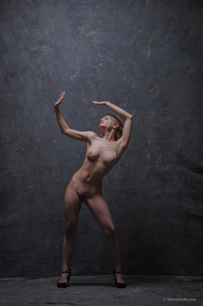 Blonde hottie Liz Ashley displays her nude body in the studio #59033202