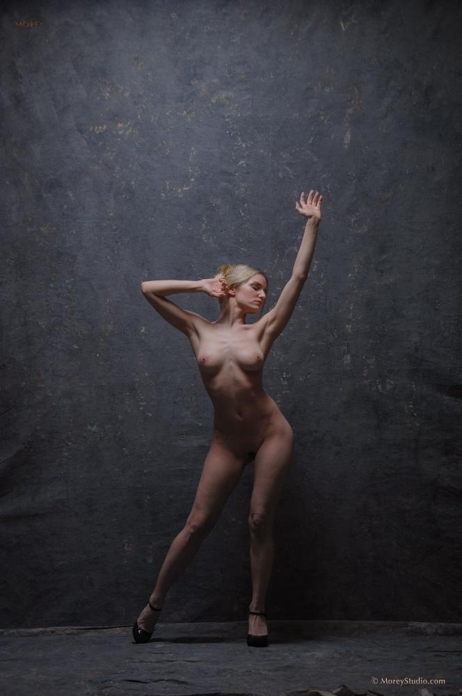 Blonde hottie Liz Ashley displays her nude body in the studio #59033218