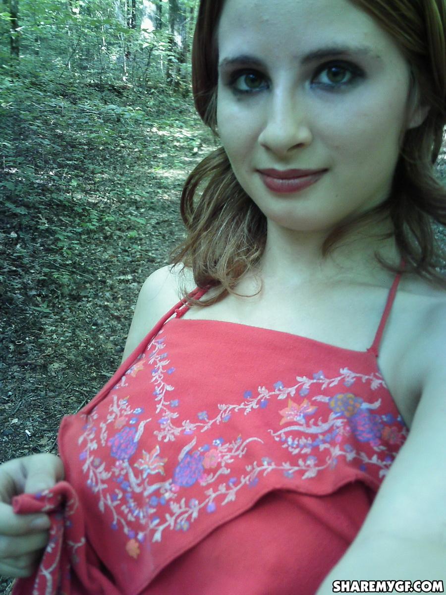 Busty Freundin nimmt selfshot Bilder im Freien von ihren großen perfekten Titten, wie sie nackt Streifen #60792078