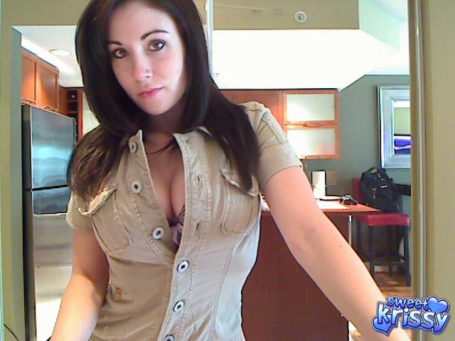 Dolce Krissy mostra il suo corpo formoso in webcam quando si spoglia del suo vestito sexy piccolo esercito
 #60032020