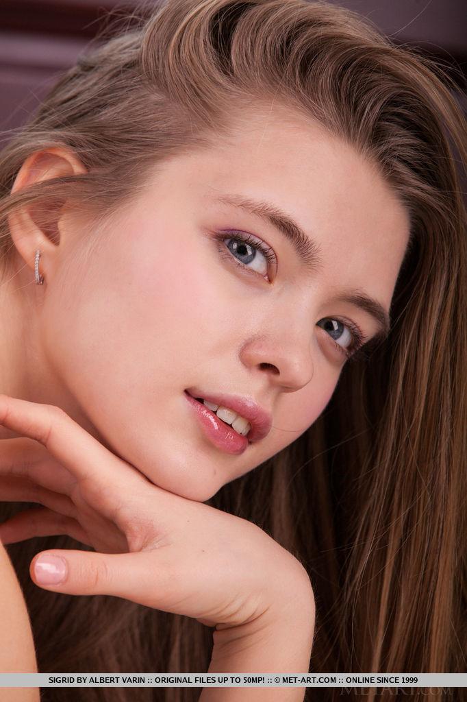 ティーンのセクシーな女の子sigridは、"lastila "のベッドであなたのために裸にストリップ
 #59973694