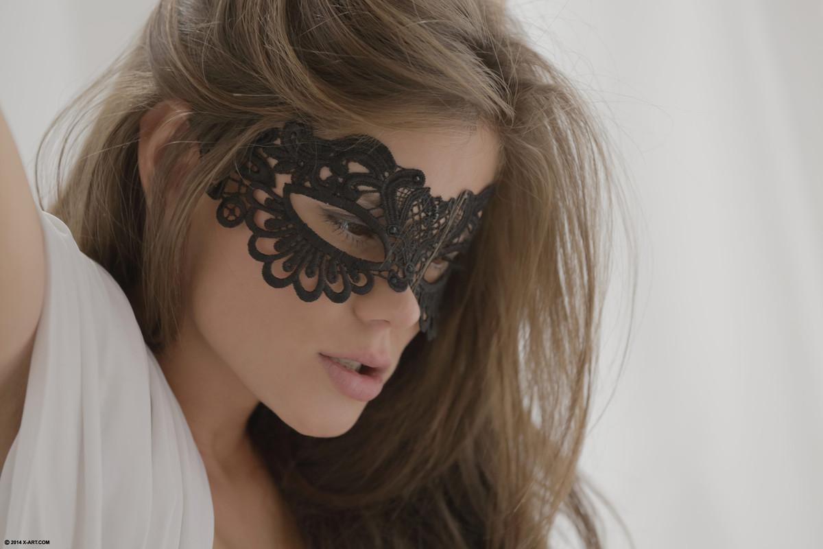 ブルネットのセクシーなカプリスは、マスクを着用し、彼女の友人のホットファックを与える
 #58999138