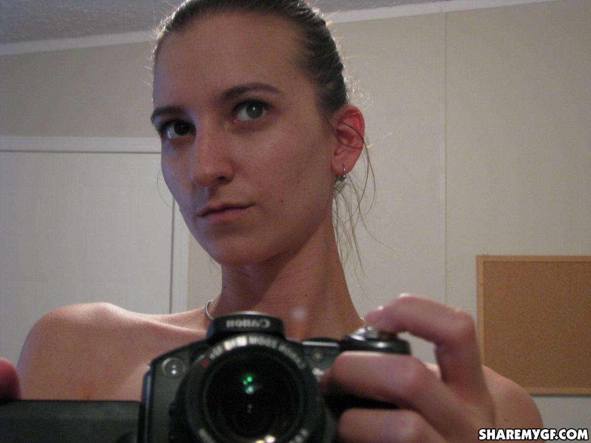 Skinny Freundin Streifen aus ihrer Krankenschwester Kostüm während der Aufnahme selfshot Spiegel Bilder
 #60791025