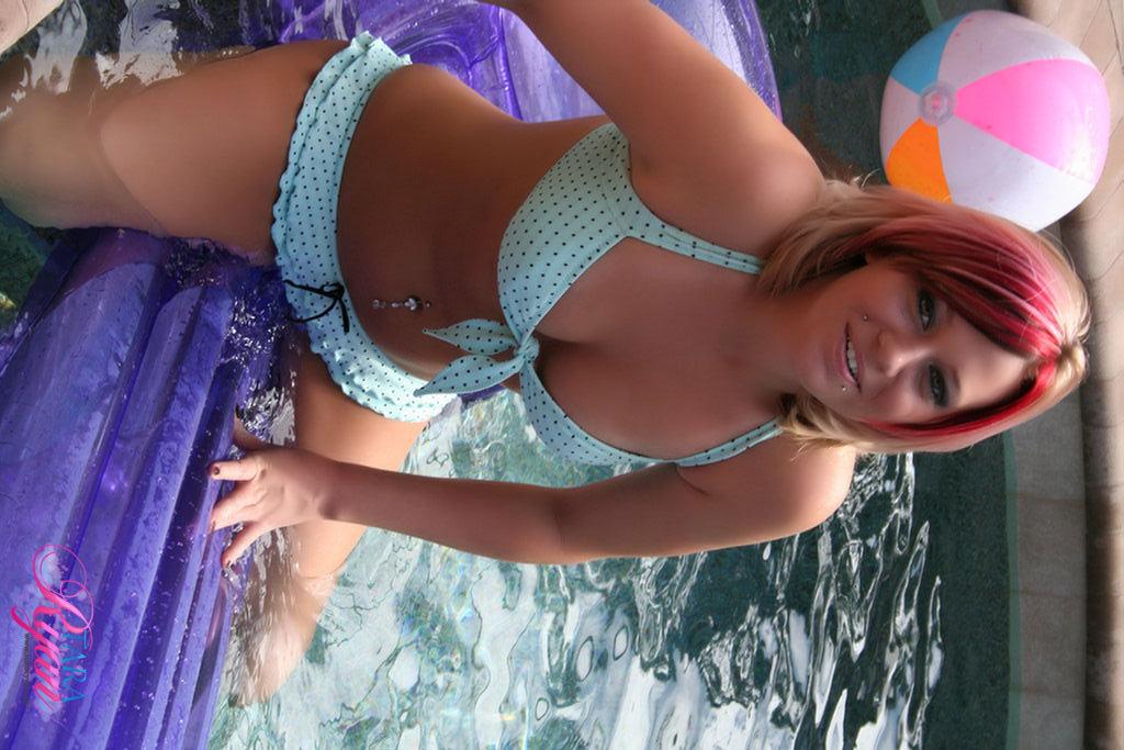 Pictures of teen model Tara Ryan having some fun in the sun #60054598