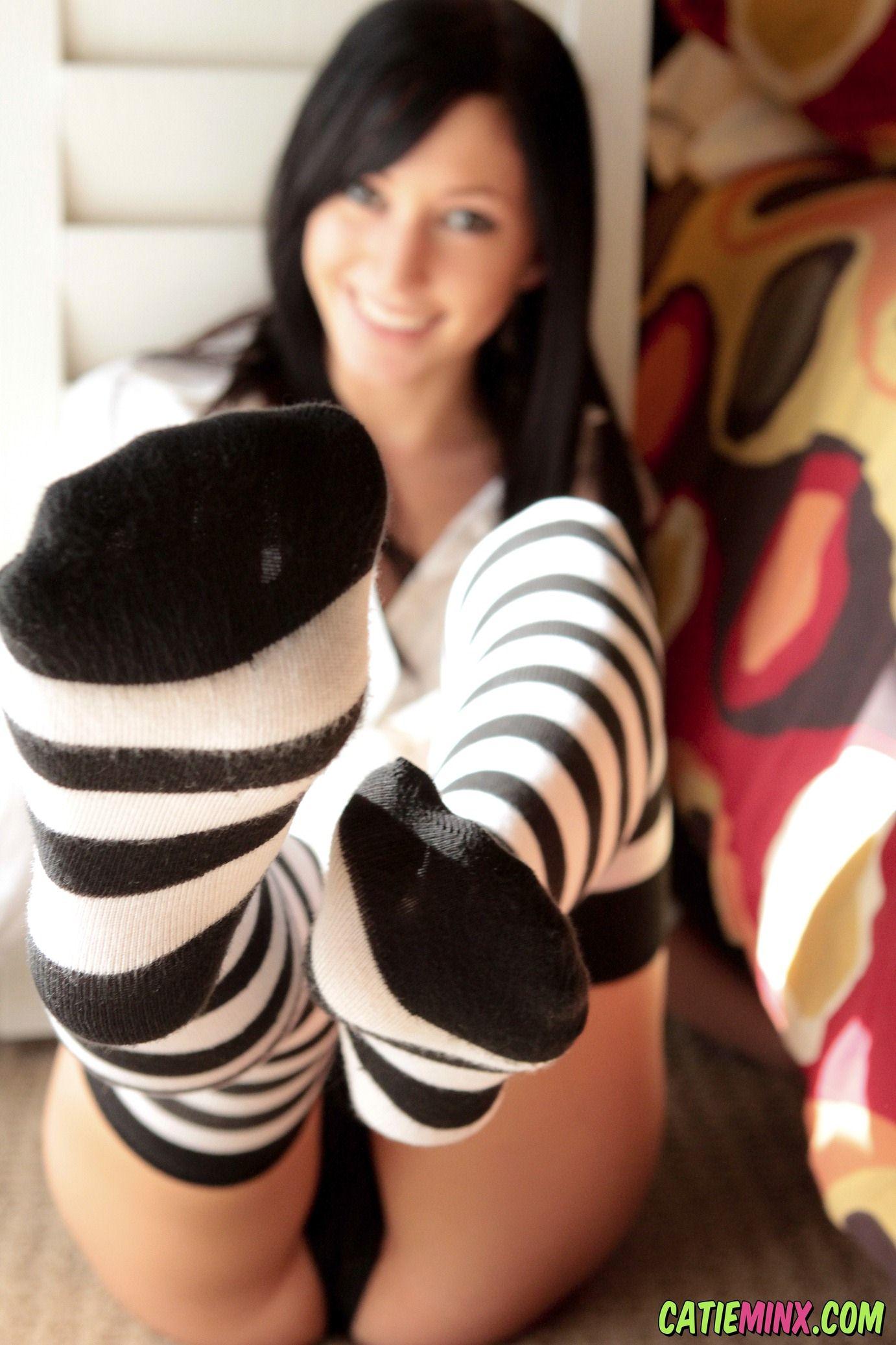 Bilder von catie minx warten auf Sie in langen gestreiften Socken
 #53726083