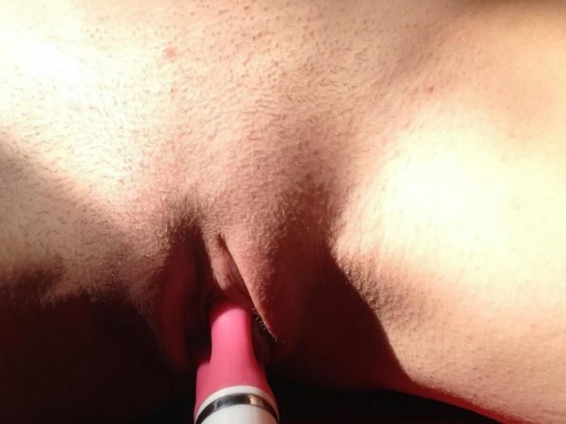 Geile Amateur-Freundin spielt mit ihrer nassen Muschi beim Posieren
 #60809726