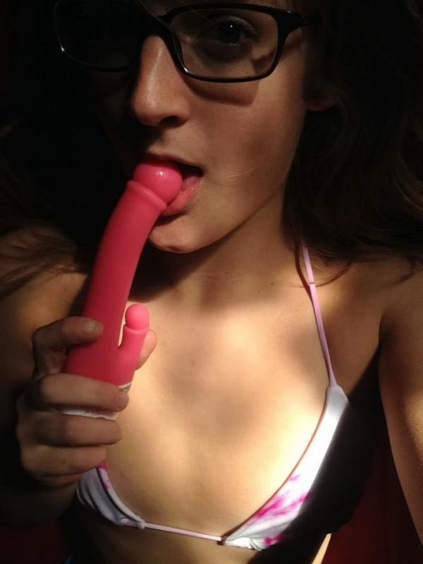 Geile Amateur-Freundin spielt mit ihrer nassen Muschi beim Posieren
 #60809823
