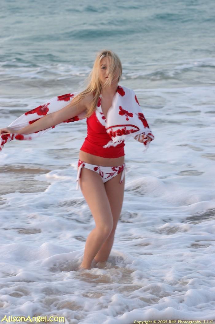 Bilder von Teenie-Mädchen Alison Engel blinkt ihre Titten auf einem Strand
 #53006295