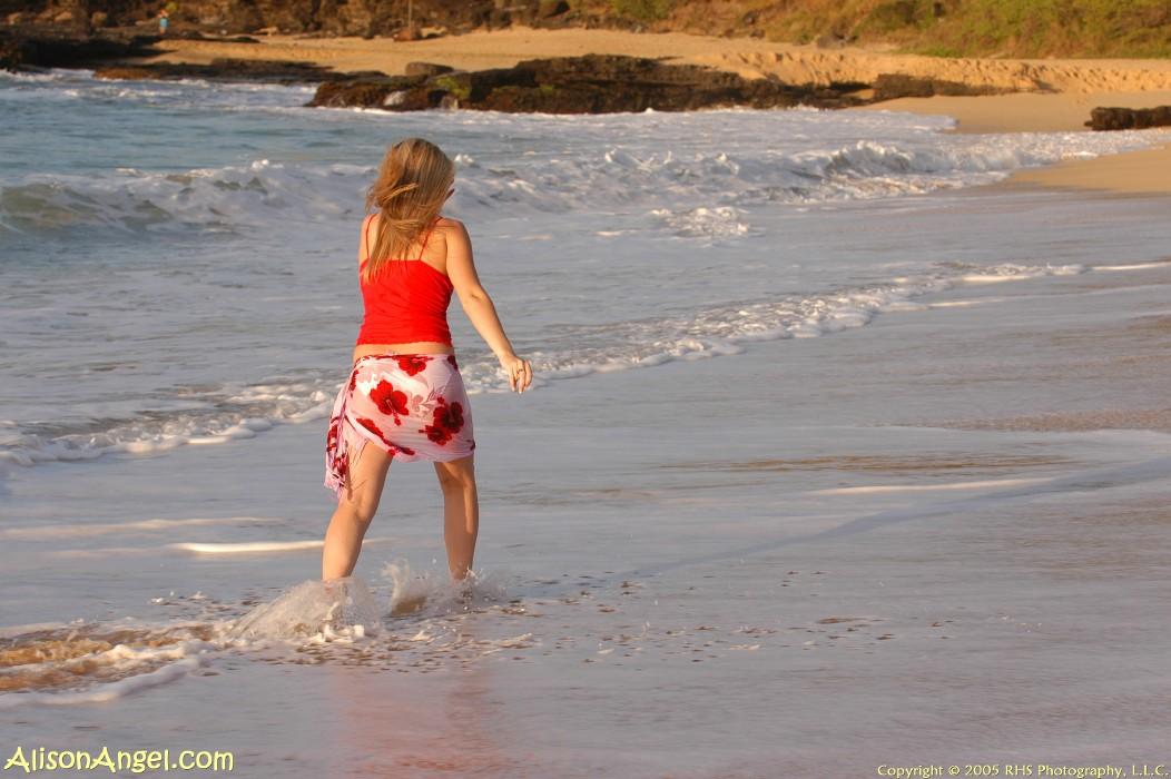Bilder von Teenie-Mädchen Alison Engel blinkt ihre Titten auf einem Strand
 #53006763