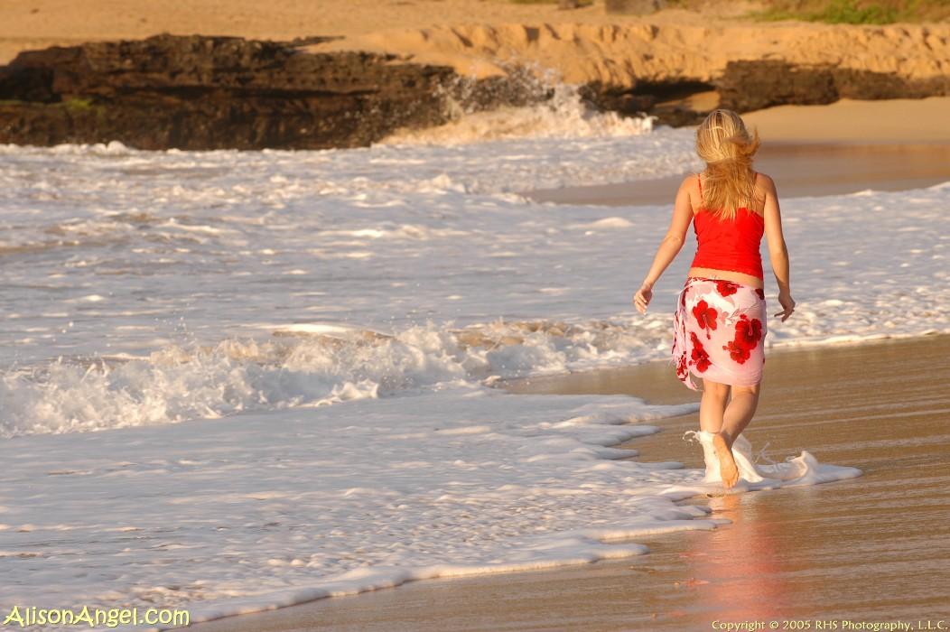 Bilder von Teenie-Mädchen Alison Engel blinkt ihre Titten auf einem Strand
 #53006789