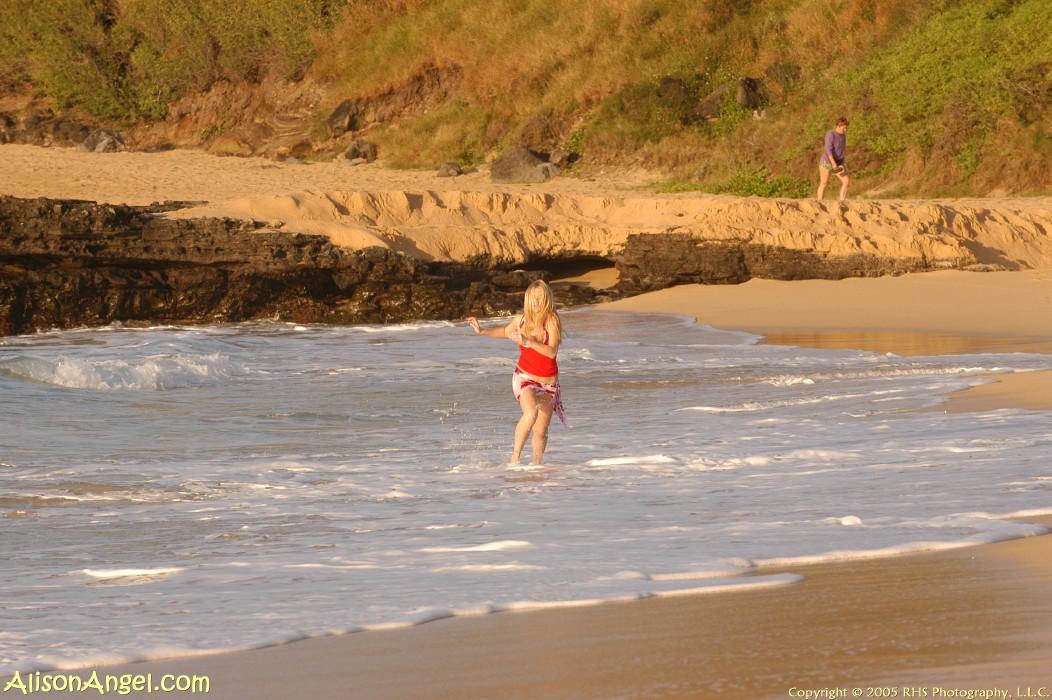 Bilder von Teenie-Mädchen Alison Engel blinkt ihre Titten auf einem Strand
 #53006821