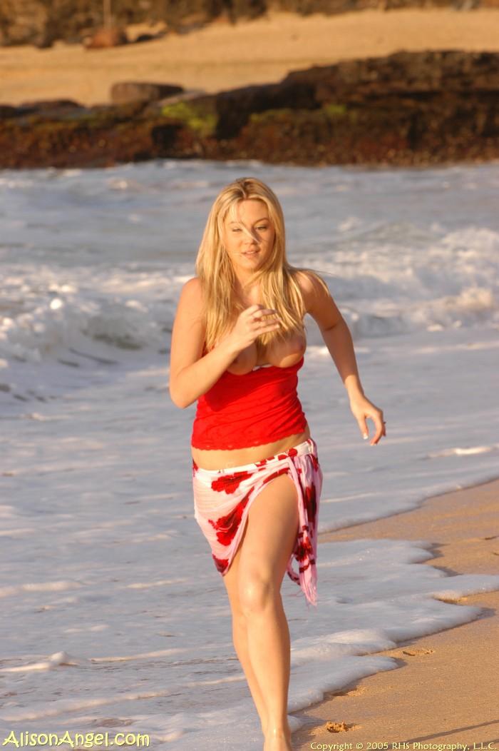 Bilder von Teenie-Mädchen Alison Engel blinkt ihre Titten auf einem Strand
 #53006879