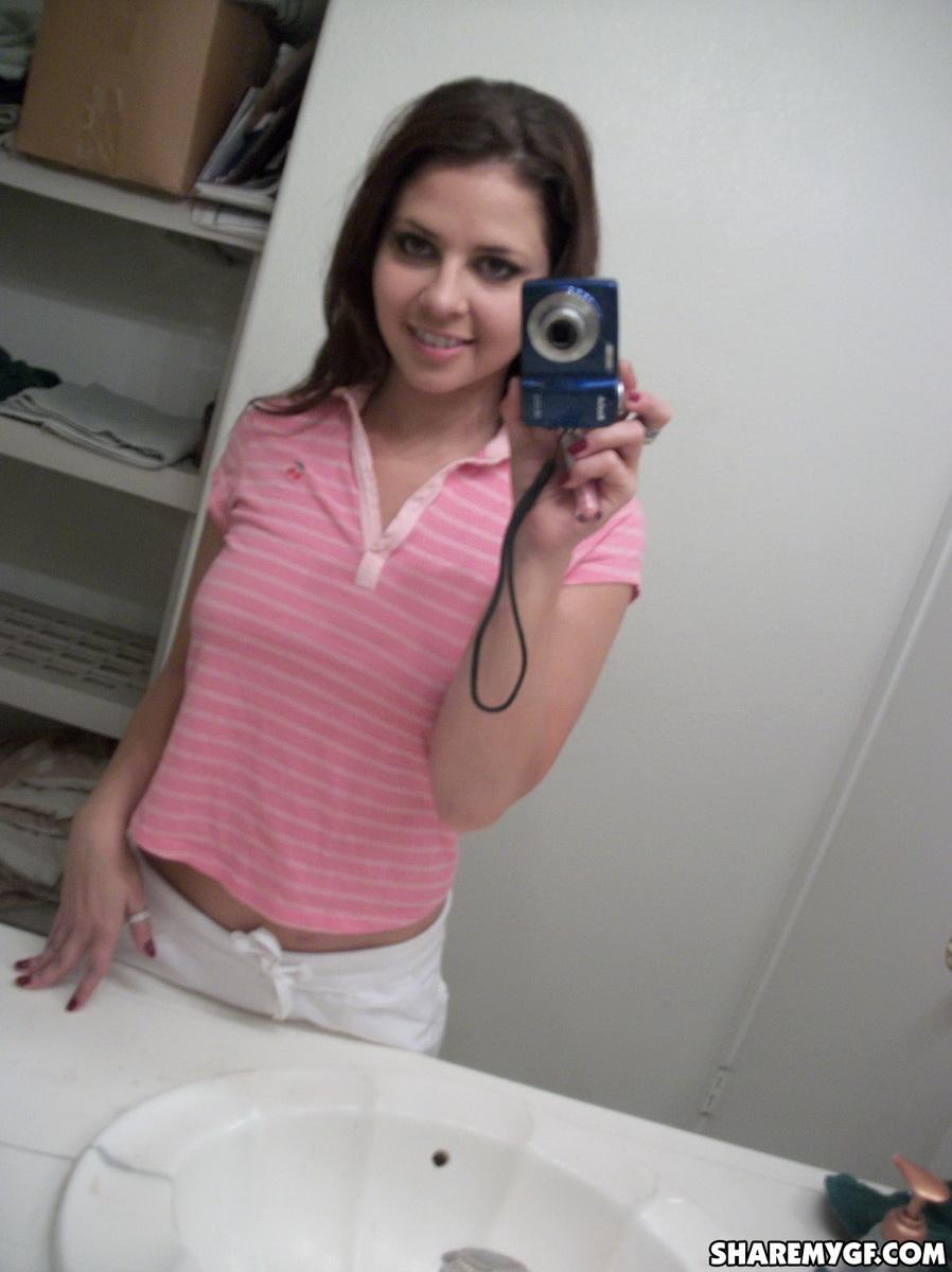 Jeune brune se déshabillant dans la salle de bain et prenant des selfies
 #60797075