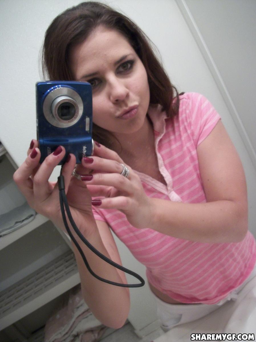 Jeune brune se déshabillant dans la salle de bain et prenant des selfies
 #60797095