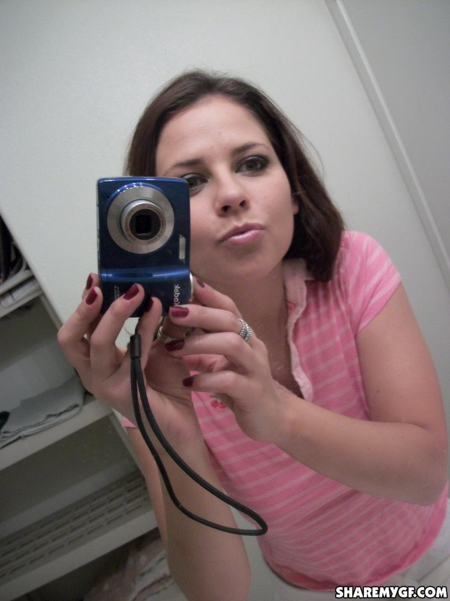Jeune brune se déshabillant dans la salle de bain et prenant des selfies
 #60797108