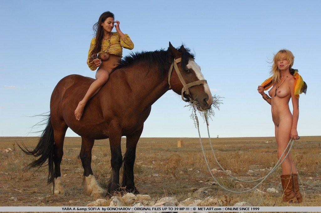 Bilder von zwei heißen Teenie-Mädchen mit einem Pferd
 #59980659