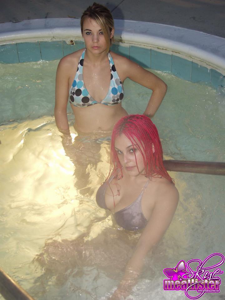 Bilder von skye mcallister gehen für ein Bad mit ihrer Freundin
 #59978322