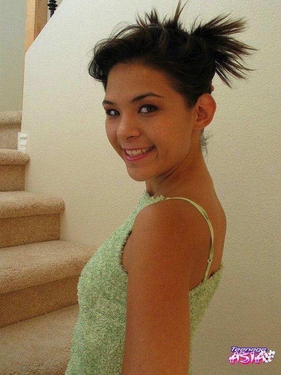 Bilder von Teenager-Model Teenager-Asia necken auf der Treppe
 #60082801