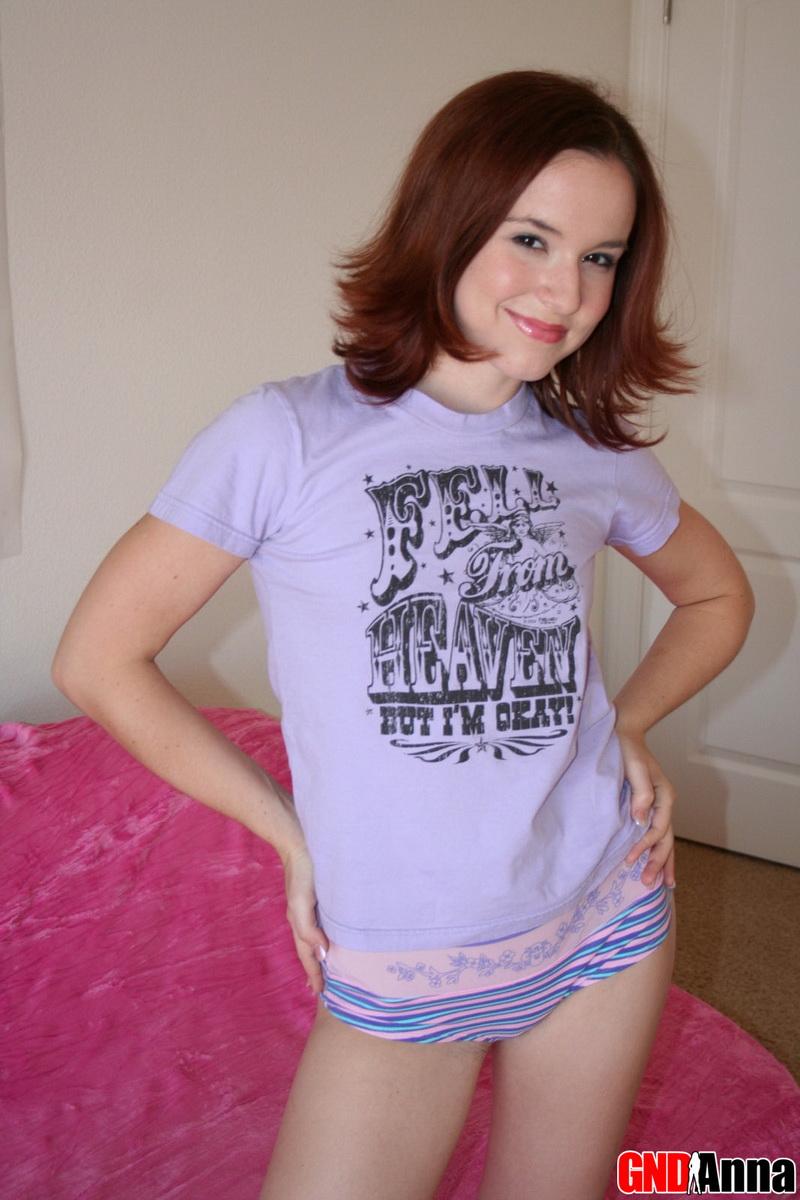 Angelic Mädchen von nebenan anna Streifen aus ihrem T-Shirt und niedlich passenden lila Höschen
 #54545247