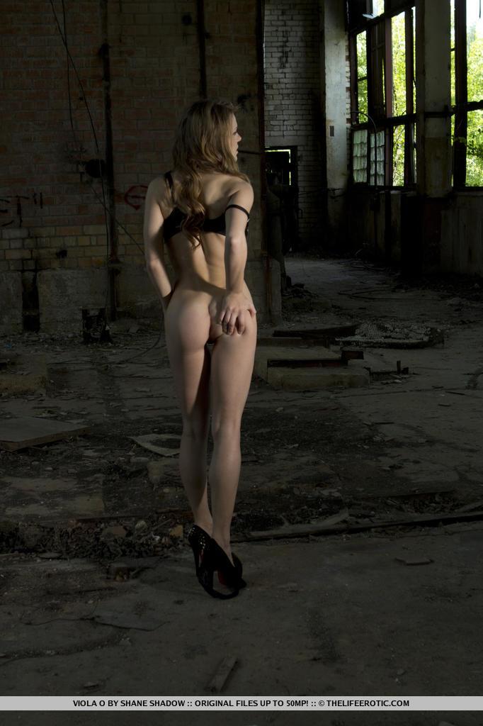 Erotische Modell Viola O Streifen nackt und streichelt ihre nasse Muschi
 #60151020