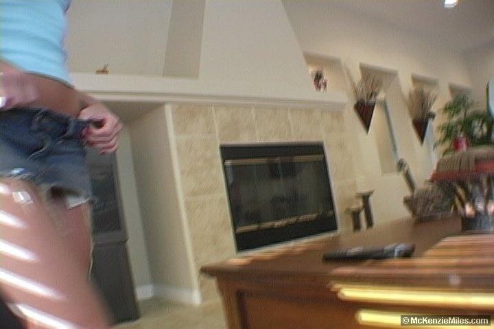 Capturas de pantalla de mckenzie miles agachándose para mostrar su coño
 #59442447