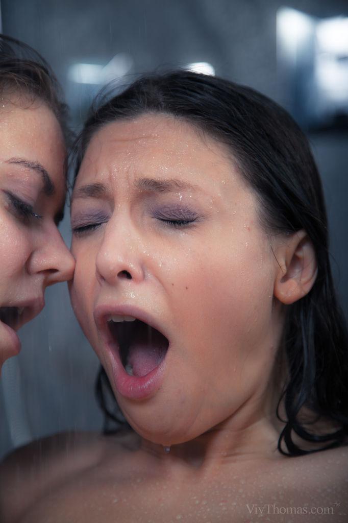 Patritcy a y talia mint se dan una ducha caliente juntas en "inhibición"
 #59819051