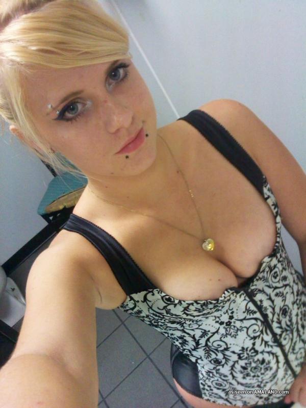 Galerie sexy d'une blonde percée et tatouée qui pose.
 #60635959