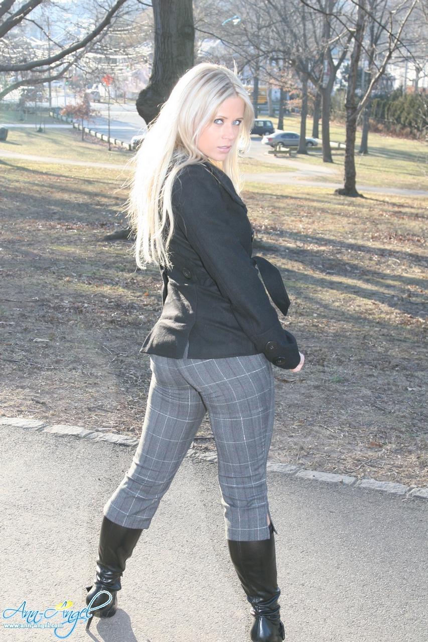 金髪モデルのアン・エンジェルは、黒のランジェリートップで彼女のセクシーな体を示す
 #53225497