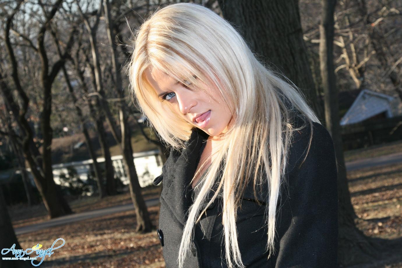 金髪モデルのアン・エンジェルは、黒のランジェリートップで彼女のセクシーな体を示す
 #53226102