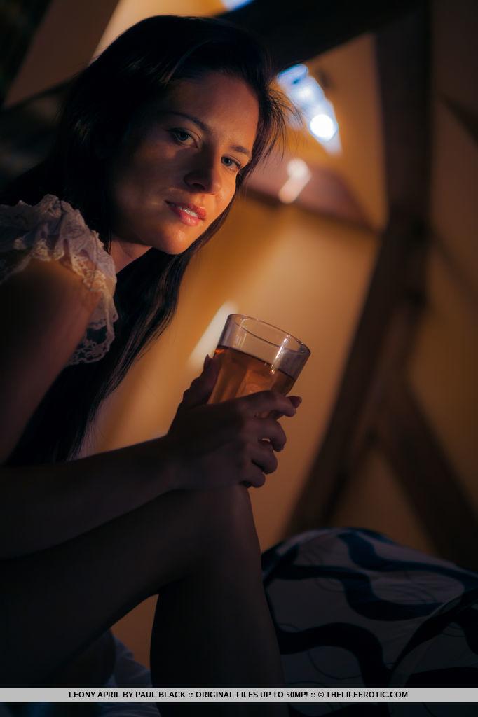 Jessica Rox se détend nue dans son lit avec un verre.
 #55483267