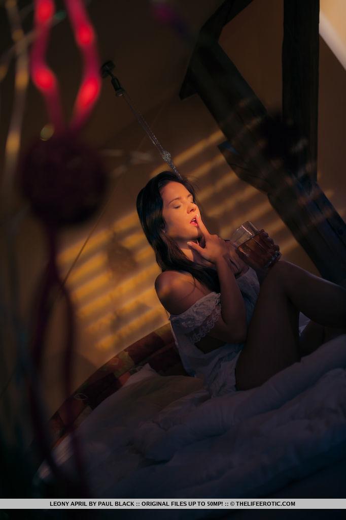 Jessica rox si rilassa nuda nel letto con un drink
 #55483437