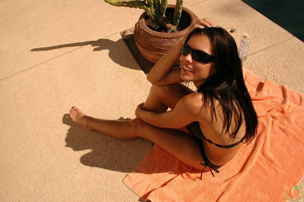 Fotos de la nena de melocotón mojado nicole mostrando en un bikini
 #60872914
