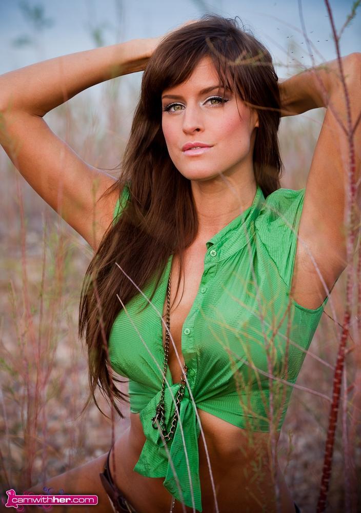 Une femme brune pose dans une chemise verte sexy
 #54373925