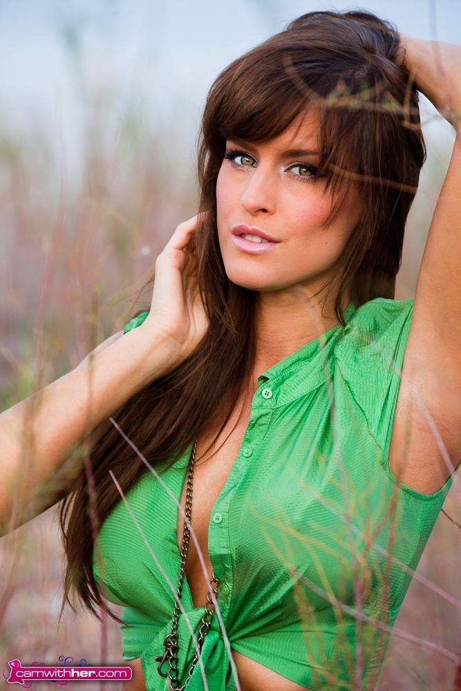 Une femme brune pose dans une chemise verte sexy
 #54373953
