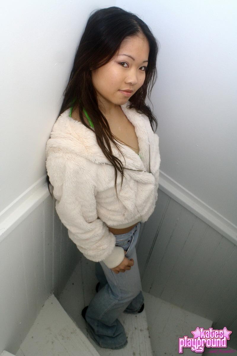 Grace, une jeune asiatique, nous allume dans son bikini vert fluo.
 #54583472