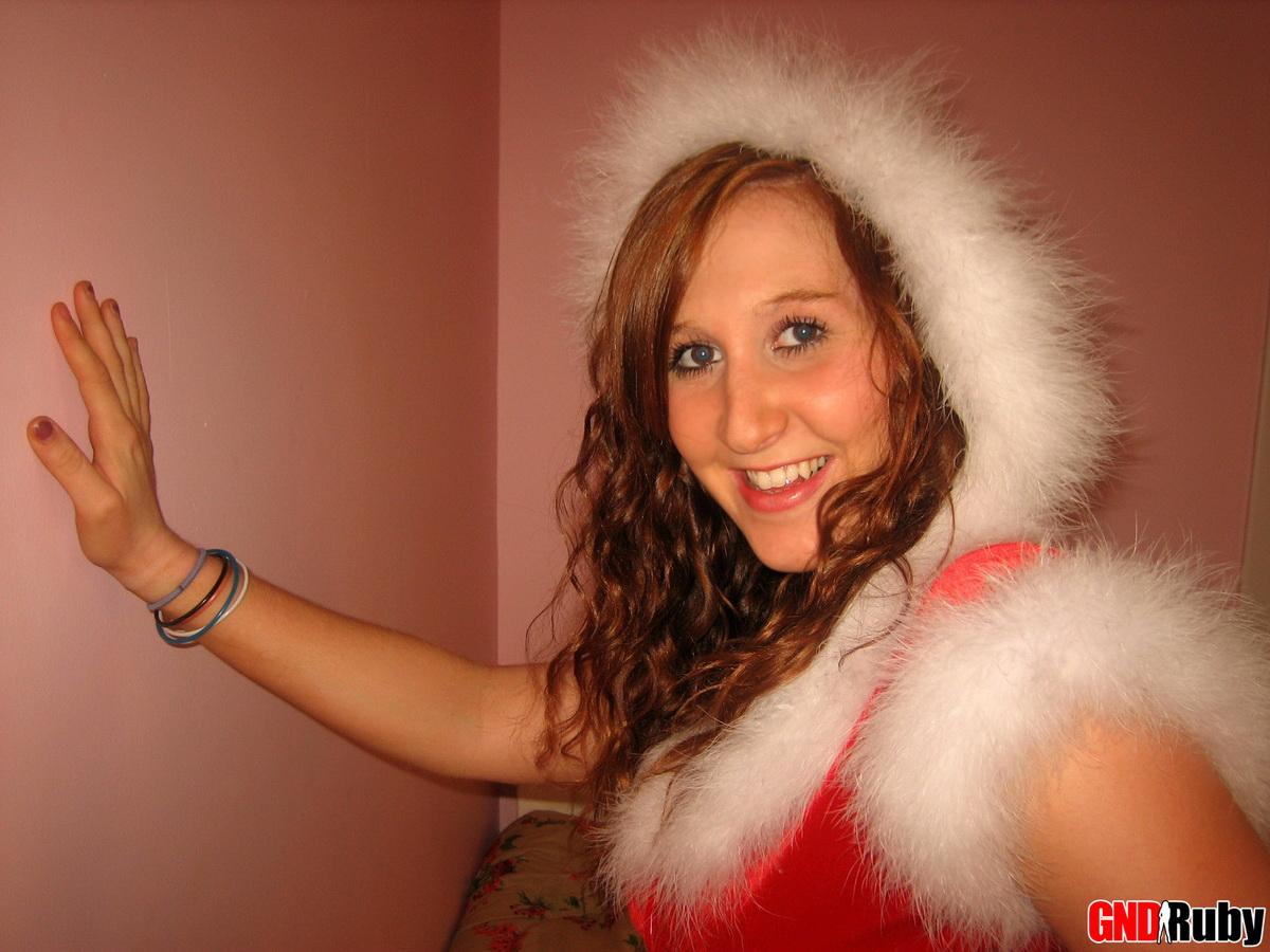 赤毛のルビーがクリスマスのサプライズで裸になり、10代のきついマンコに指を入れる。
 #59948480