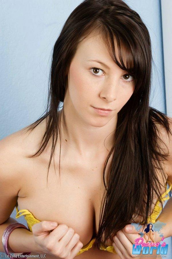 Bilder von Kayden, wie sie ihre perfekten Titten zeigt
 #58173759