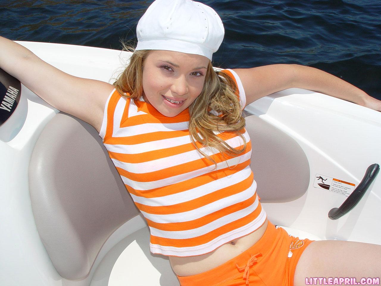 April wird nackt und spielt mit ihrer Muschi auf einem Boot
 #58995291