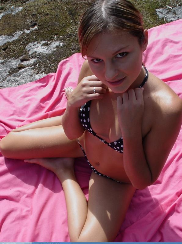 Bilder von teen josie model zeigt ihre kleinen Titten draußen
 #55729550