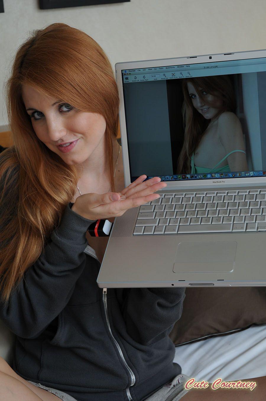 Immagini di Courtney carino ottenere cornea con il suo computer portatile
 #53899440