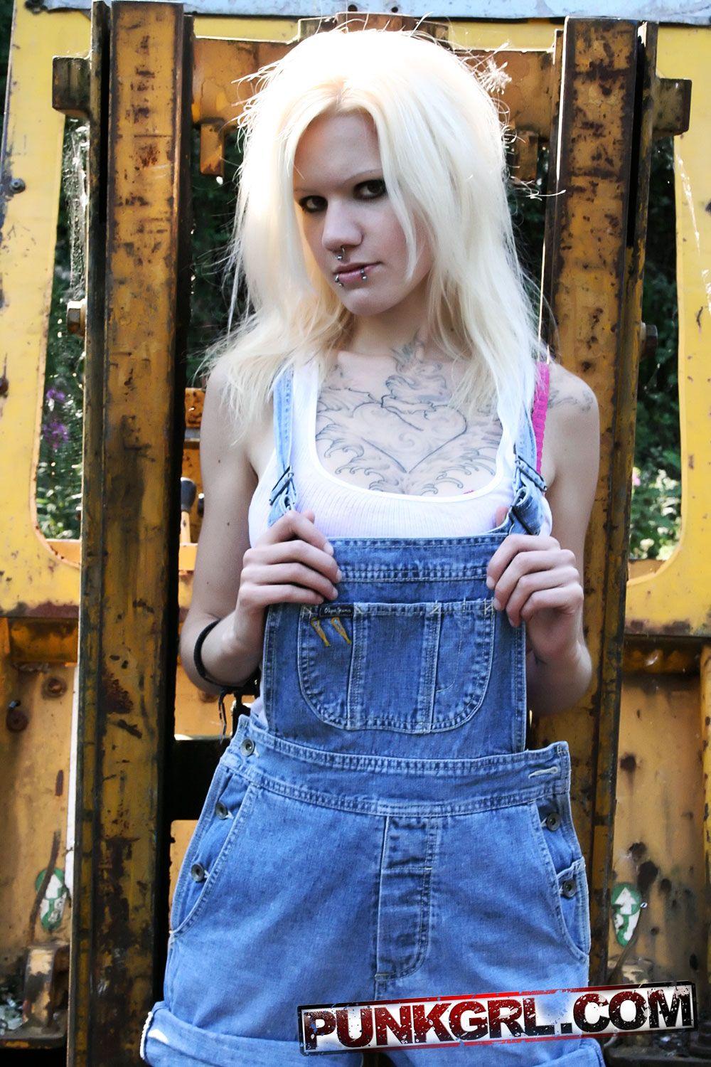 Photos d'une fille punk lucky se déshabillant dans une cour à ferraille
 #60762739