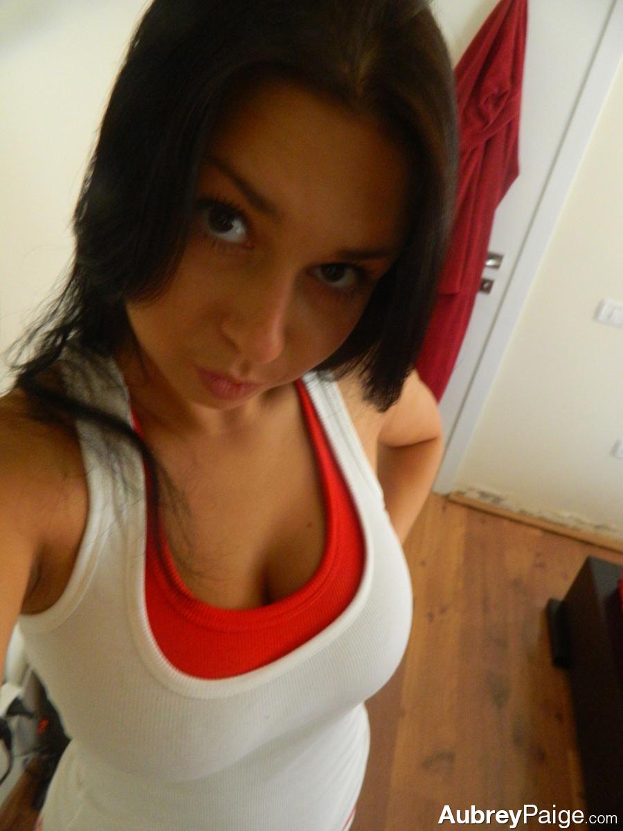 La joven tetona Aubrey Paige se hace selfies con sus grandes tetas naturales
 #53356246