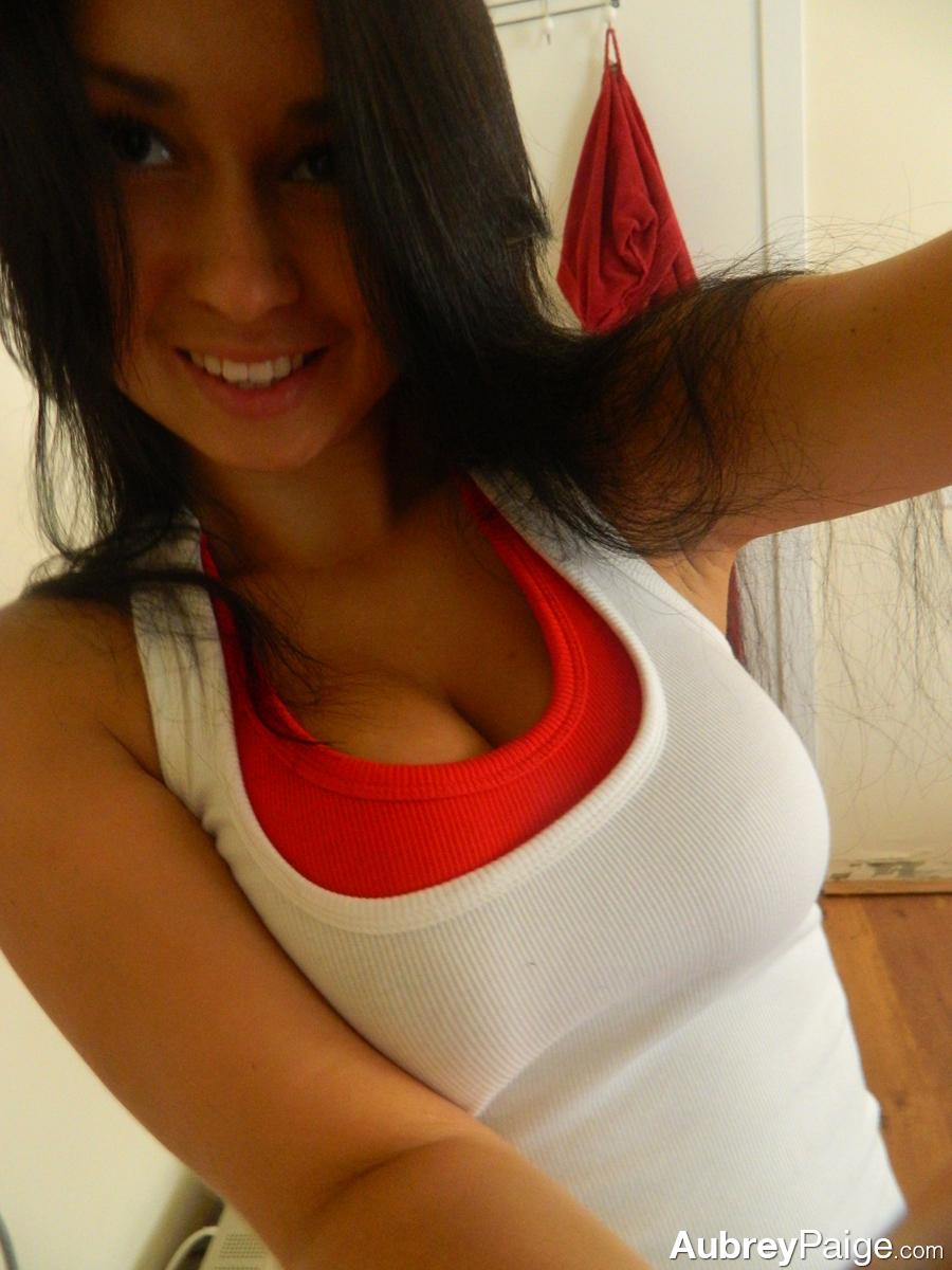 La joven tetona Aubrey Paige se hace selfies con sus grandes tetas naturales
 #53356357