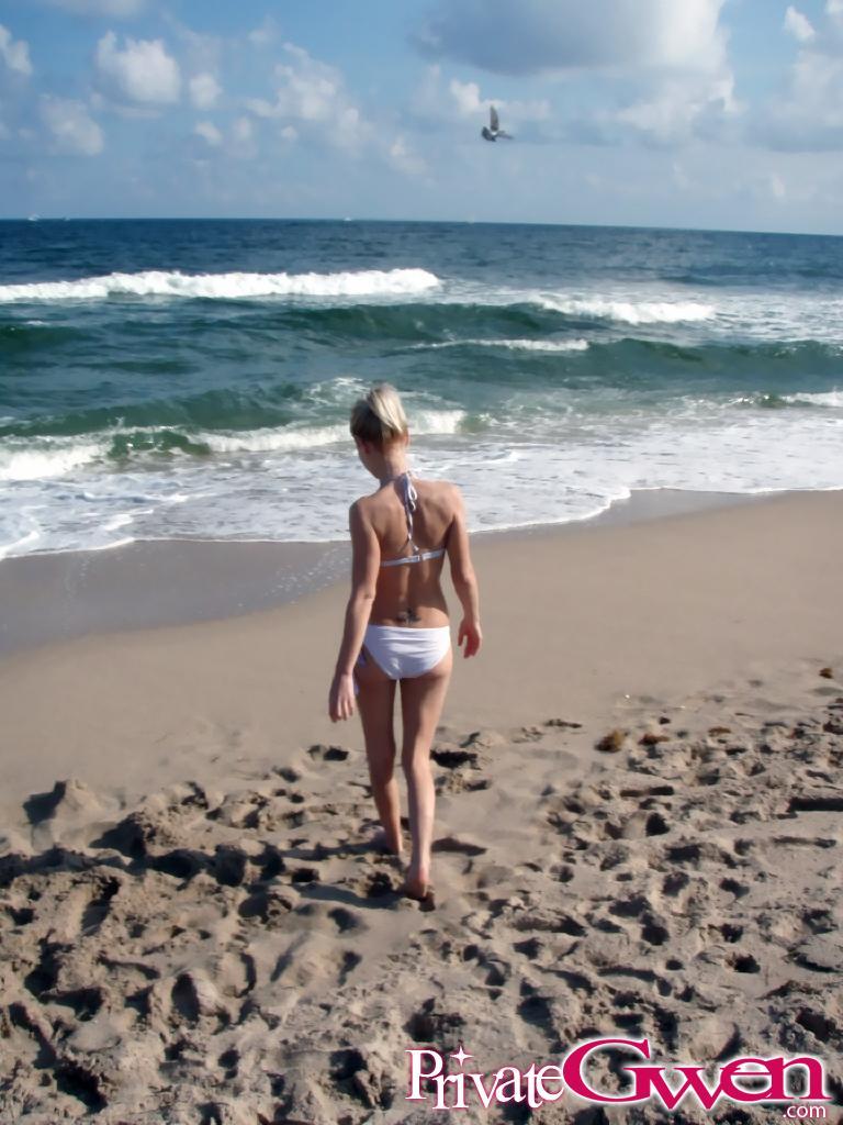 Bilder von Teenie-Privat-Gwen beim Rummachen mit ihrer Freundin am Strand
 #59839708